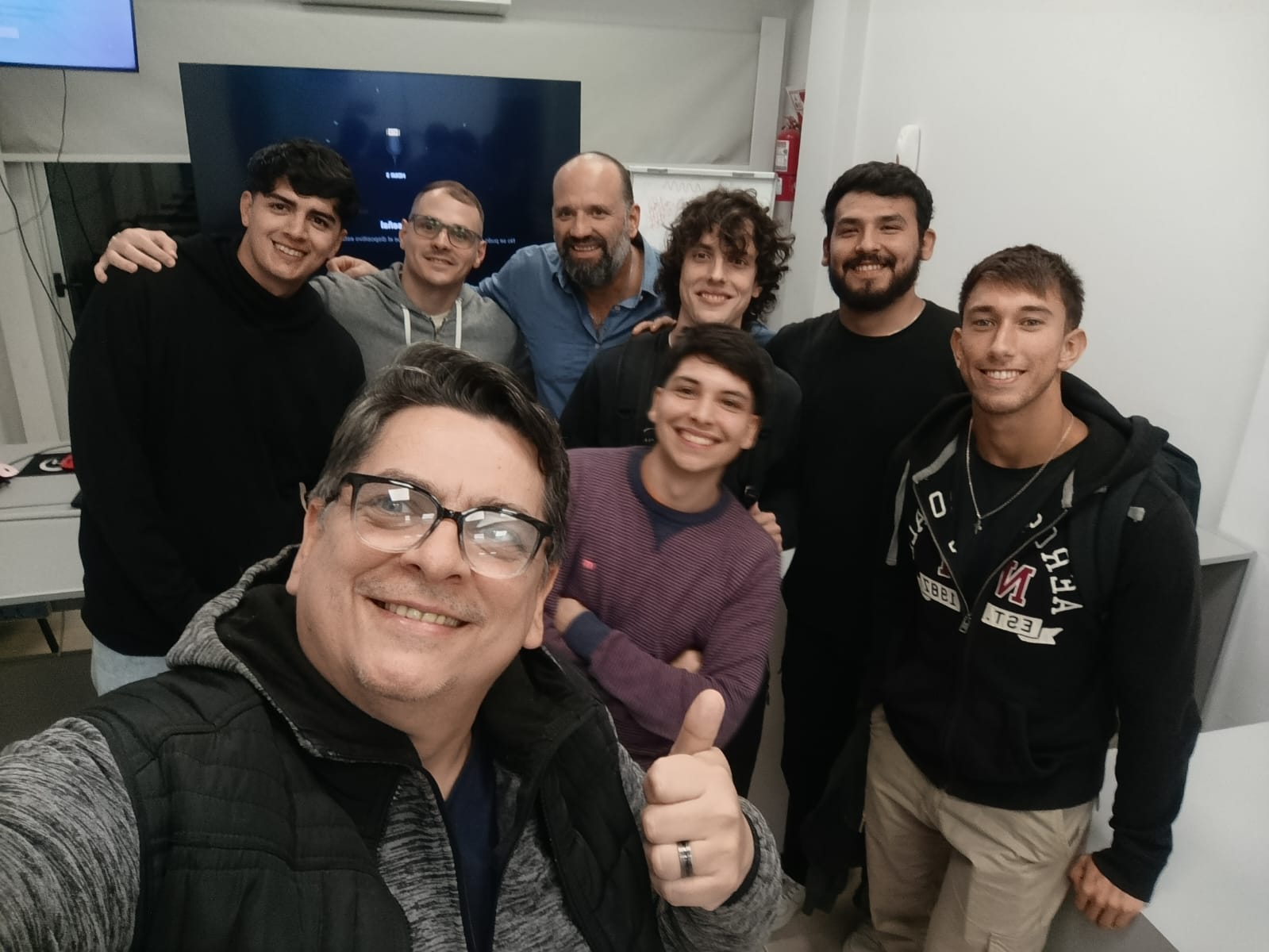 🌙 Una noche de entrenamiento, pasión y comunidad: así nos preparamos para la Cumbre Chaqueña de Ciencia y Tecnología 2025