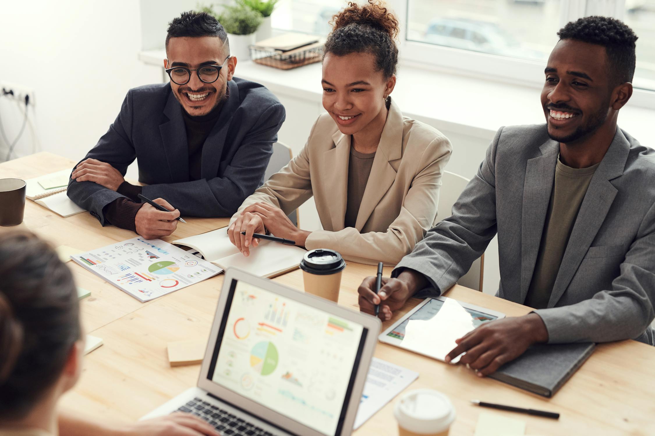 Un consultor de empresas es un socio estratégico. Exploramos su perfil, las áreas clave en las que actúan y cómo impulsan el crecimiento de tu empresa.